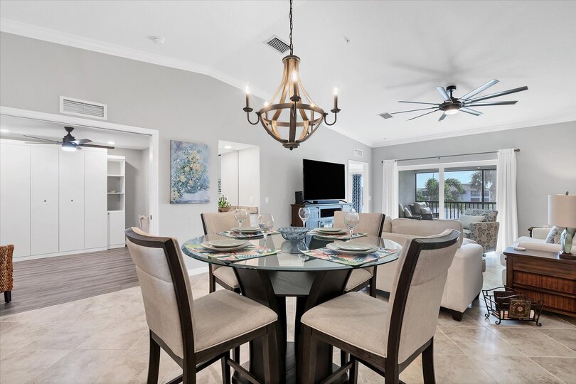 Dining table seats 4