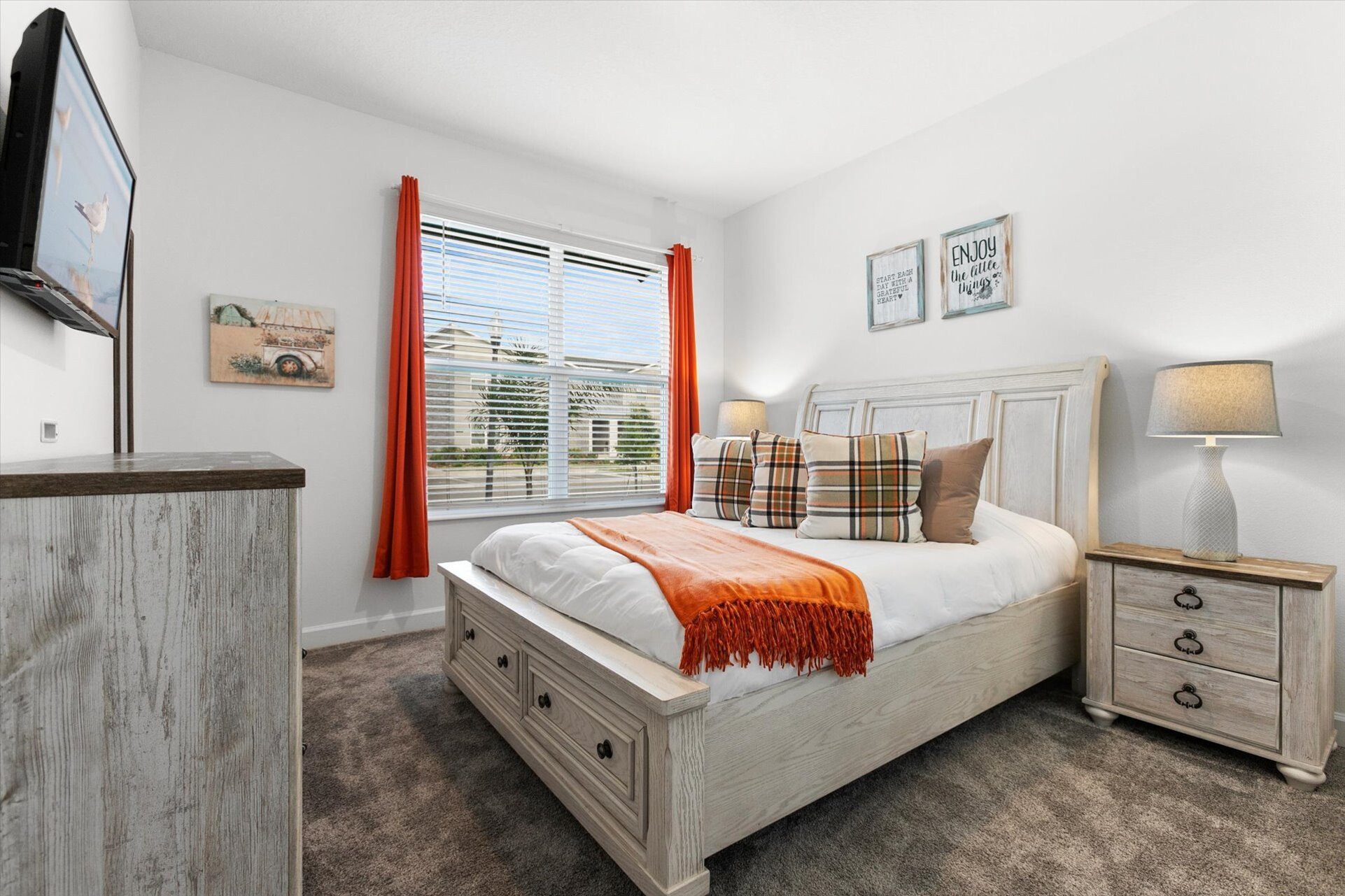 Queen Bedroom 3, Downstairs
32" Smart TV