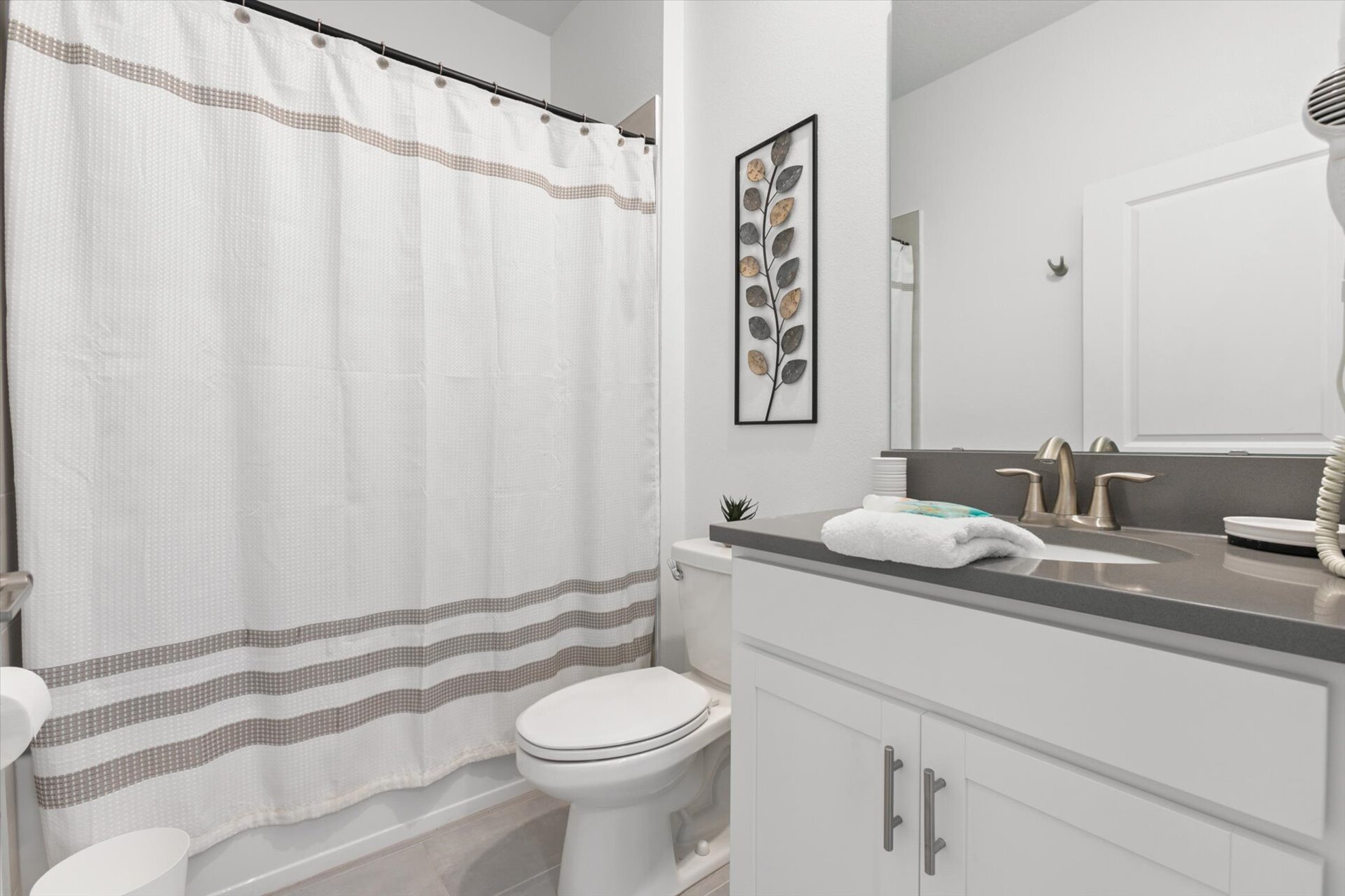 Hall Bathroom 3, Downstairs
Tub/shower Combo