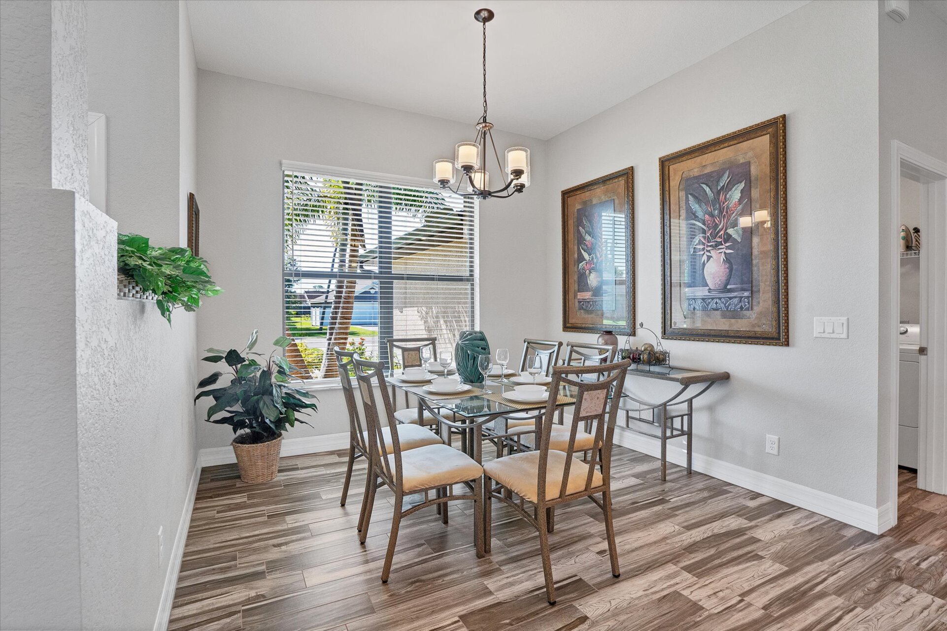 Lovely dining room. Dining table seats 6