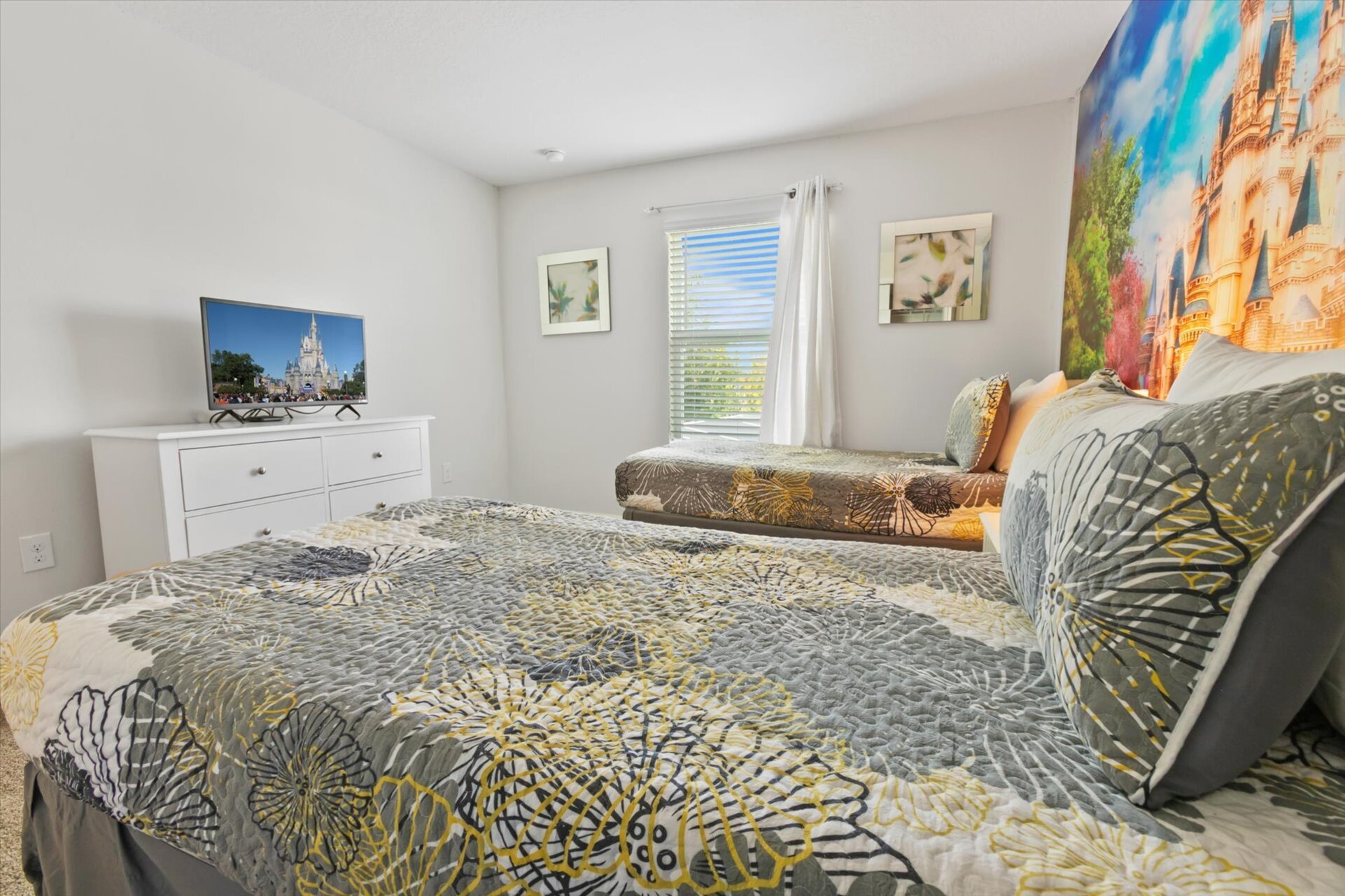 Two Twins Bedroom 3 (Angle)
32" Smart TV