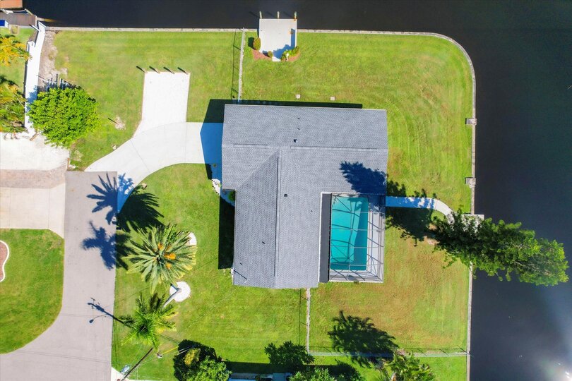 Beautiful 3 bedroom, 2 bathroom waterfront Cape Coral home with private pool