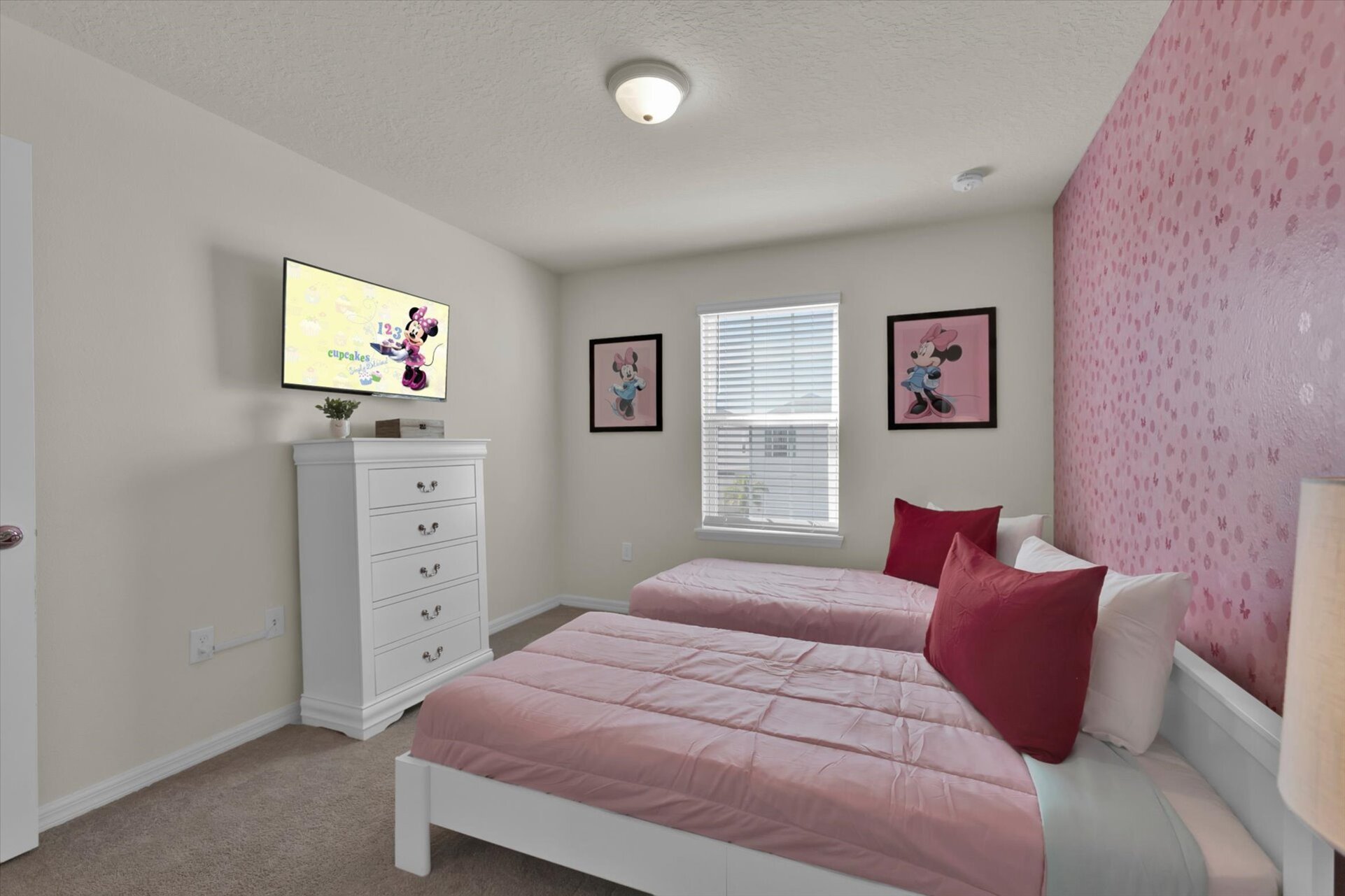 Two Twins Bedroom 3 (Angle)
40" Smart TV