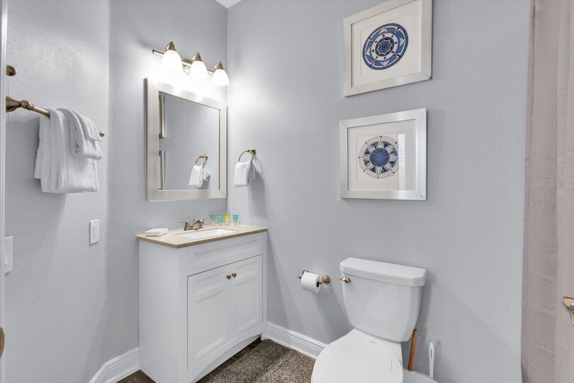 Queen Suite Bathroom 2, Downstairs
Tub/Shower/Combo