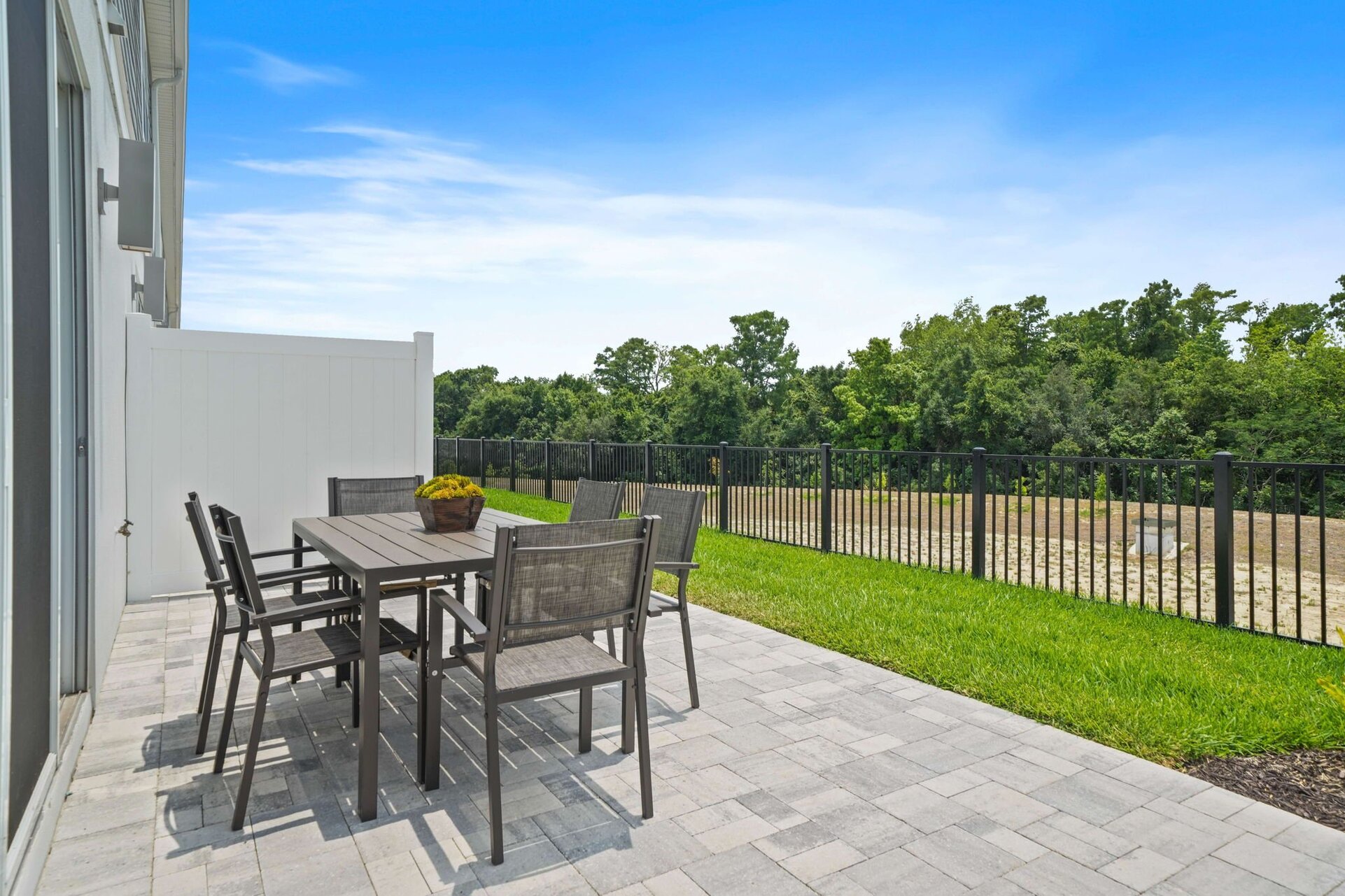 [amenities:private-patio:1] Private Patio