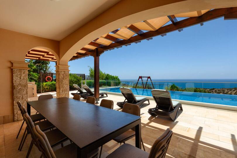 A Paradise of Luxury and Endless Sea Views