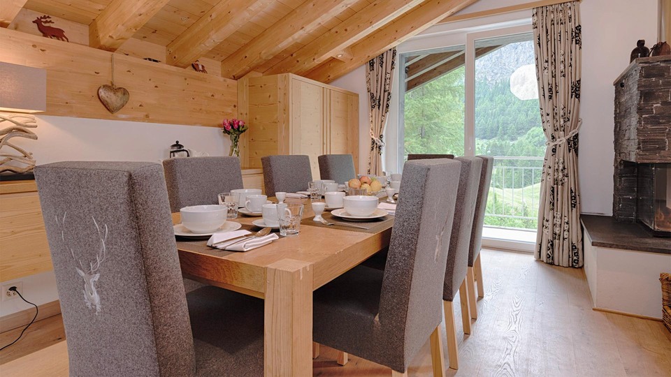 Ski-In/Ski-Out Luxury with Stunning Views, Valais Apartment 1396