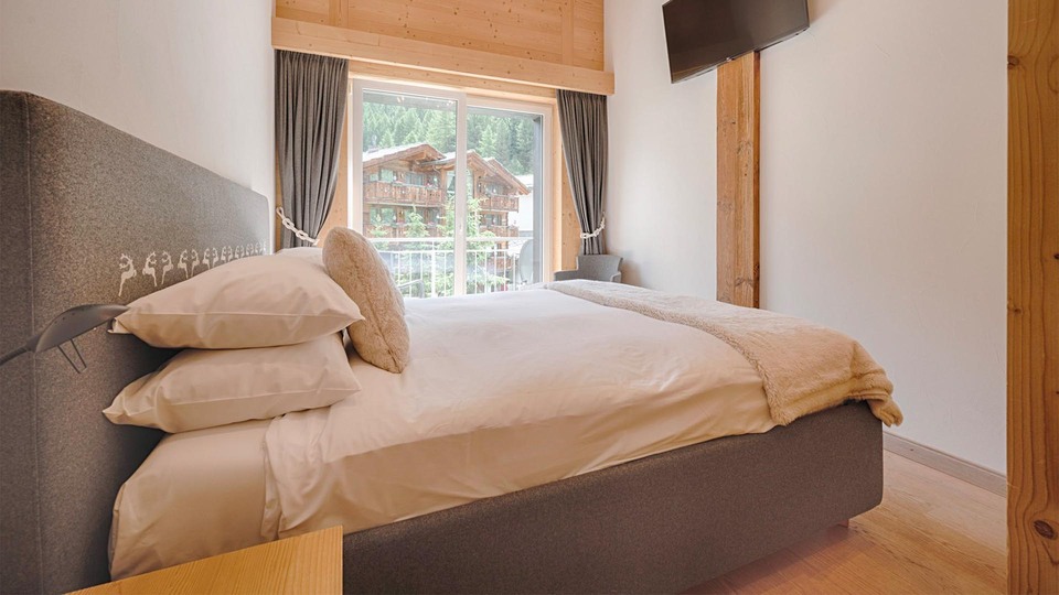 Ski-In/Ski-Out Luxury with Stunning Views, Valais Apartment 1396
