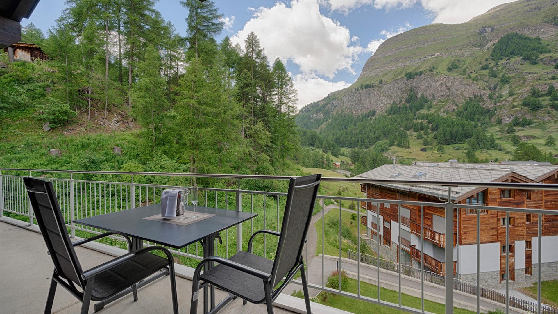 Ski-In/Ski-Out Luxury with Stunning Views, Valais Apartment 1396