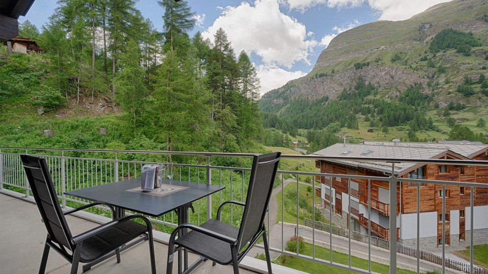 Ski-In/Ski-Out Luxury with Stunning Views, Valais Apartment 1396