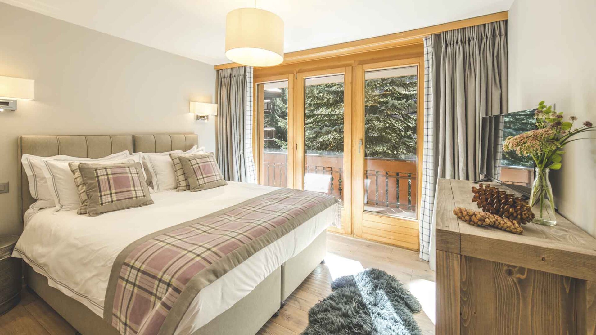Alpine Luxury Retreat with Scenic Views and Prime Access