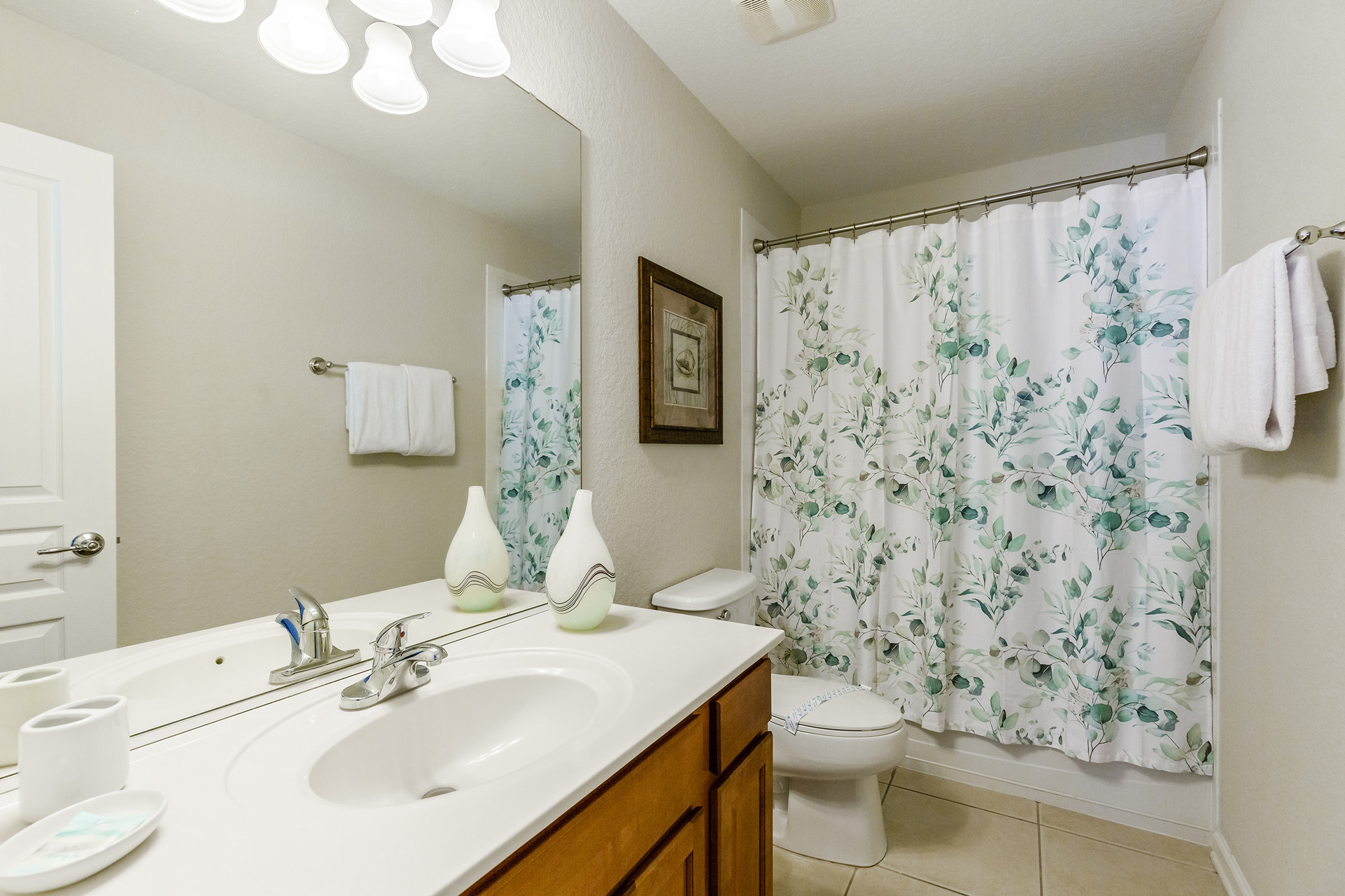 Bathroom connected to the queen bedroom