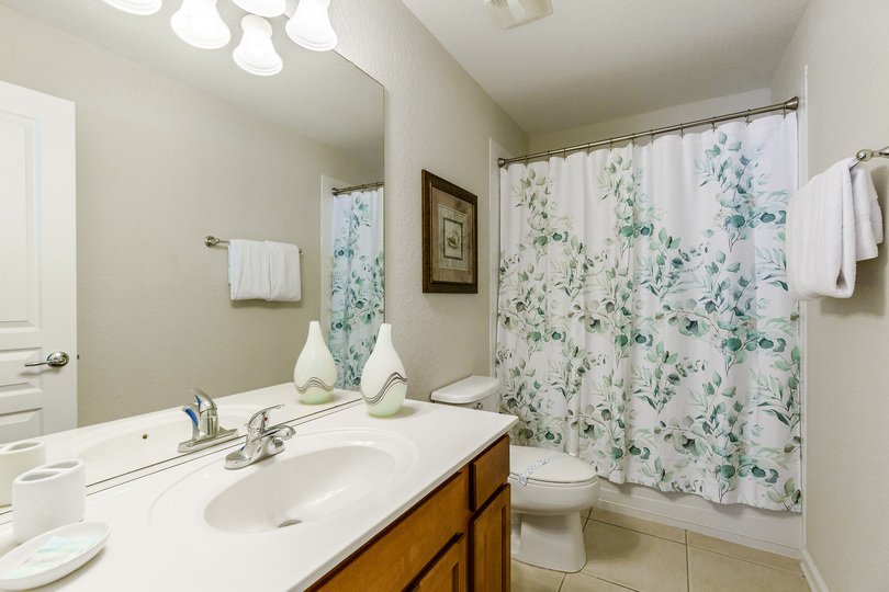 Bathroom connected to the queen bedroom