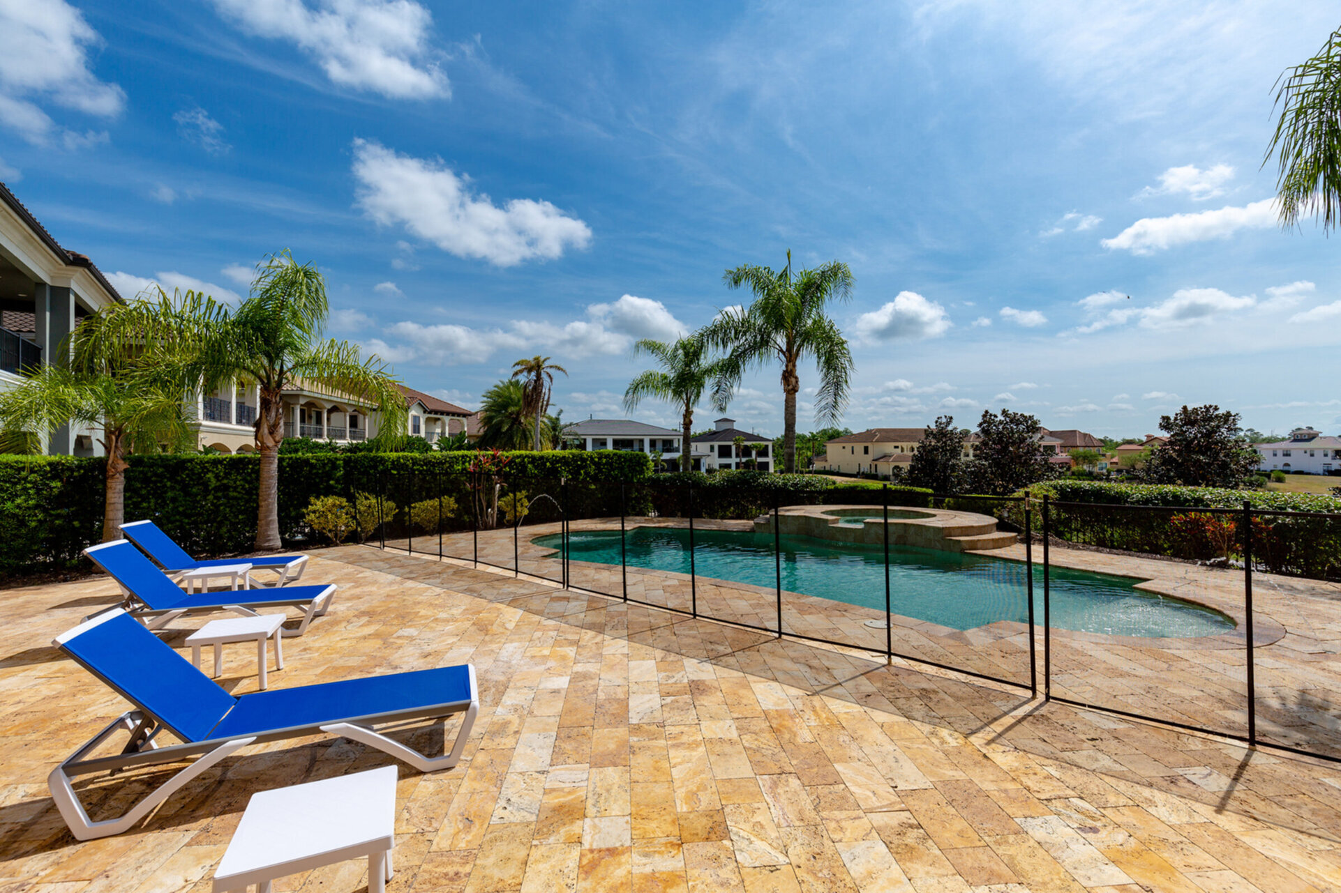 The pool fence provides optimal safety so you can be stress-free
