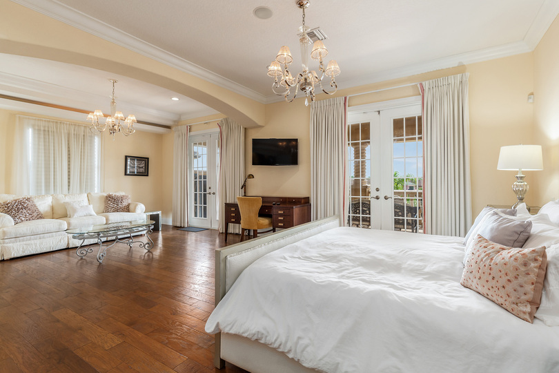 Lounge in the king-size bed with a TV and large ensuite bathroom