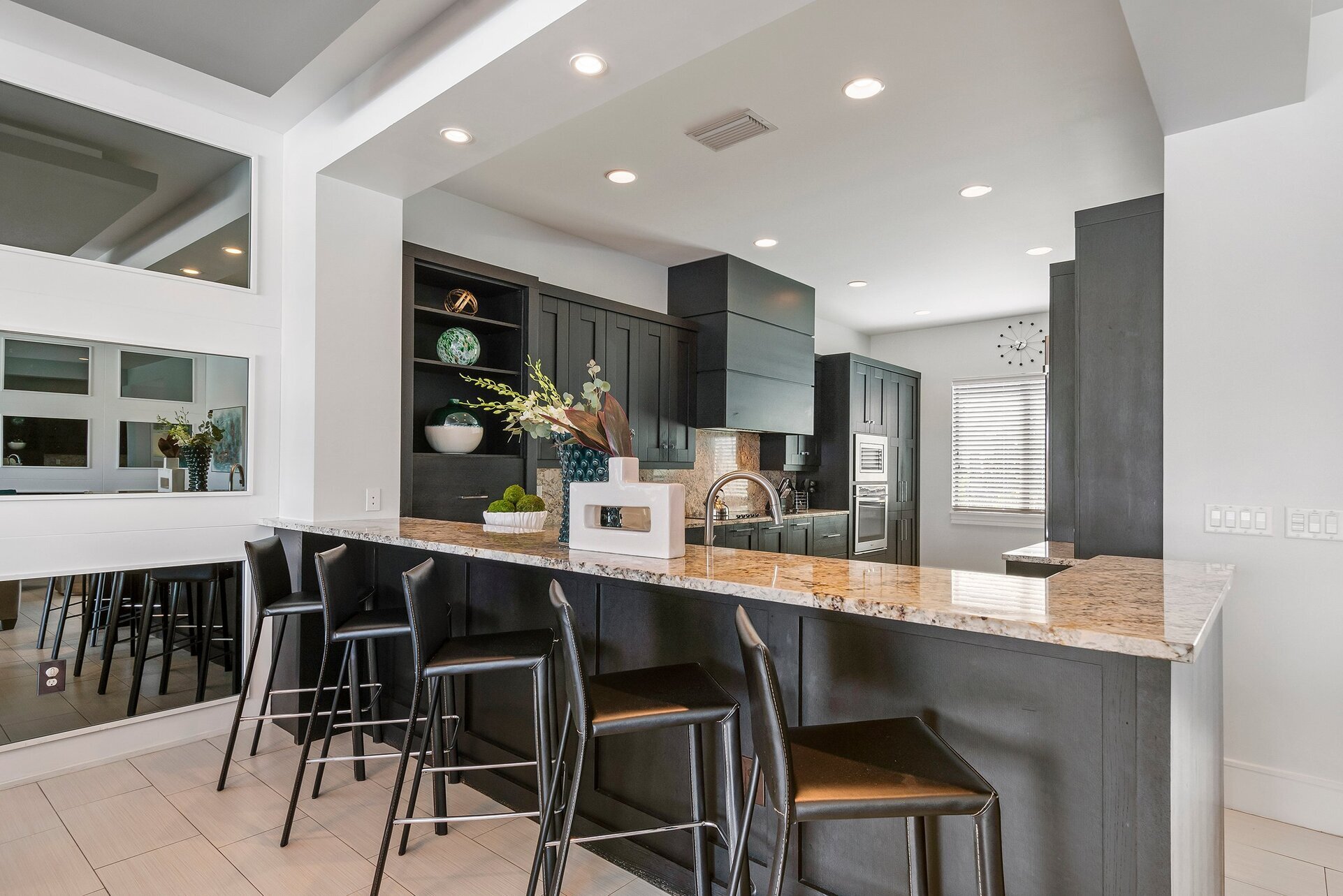 Breakfast bar with stools for 5