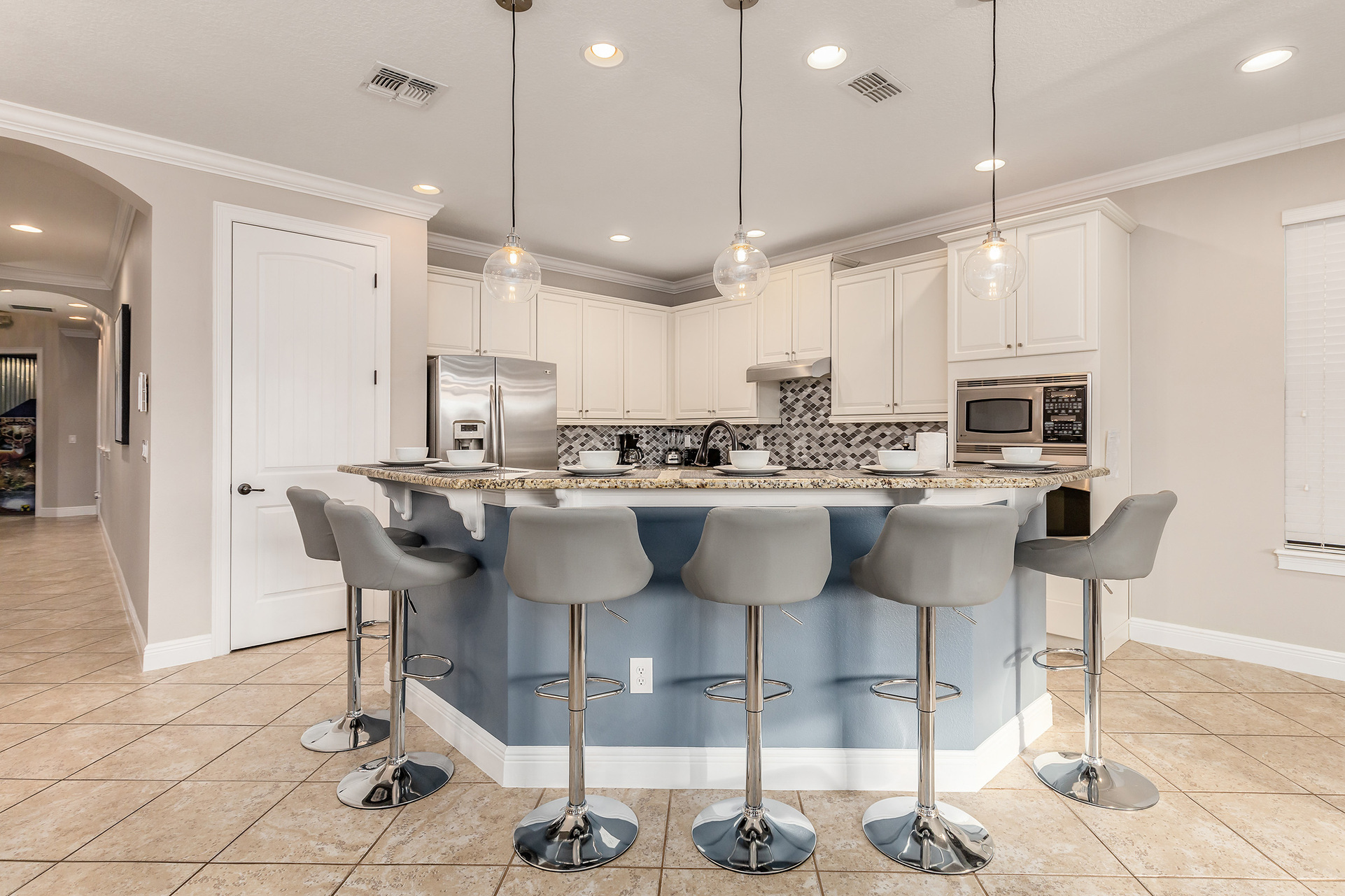 Enjoy your breakfast on the kitchen bar with seating for 6