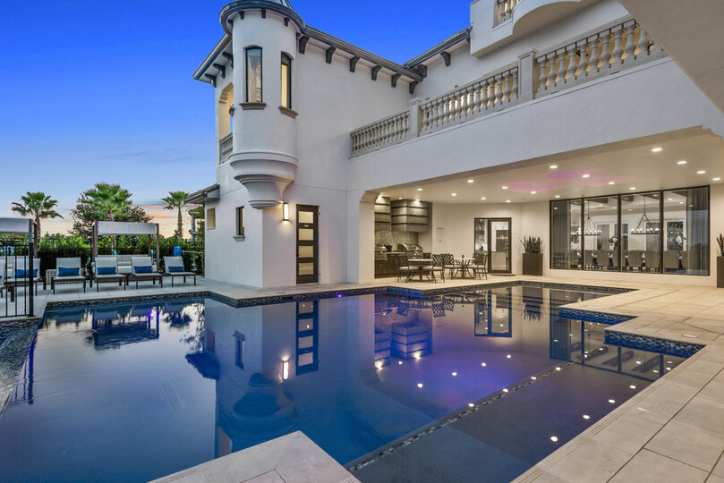 Complete your evening while relaxing by your own pool with fun spa lights