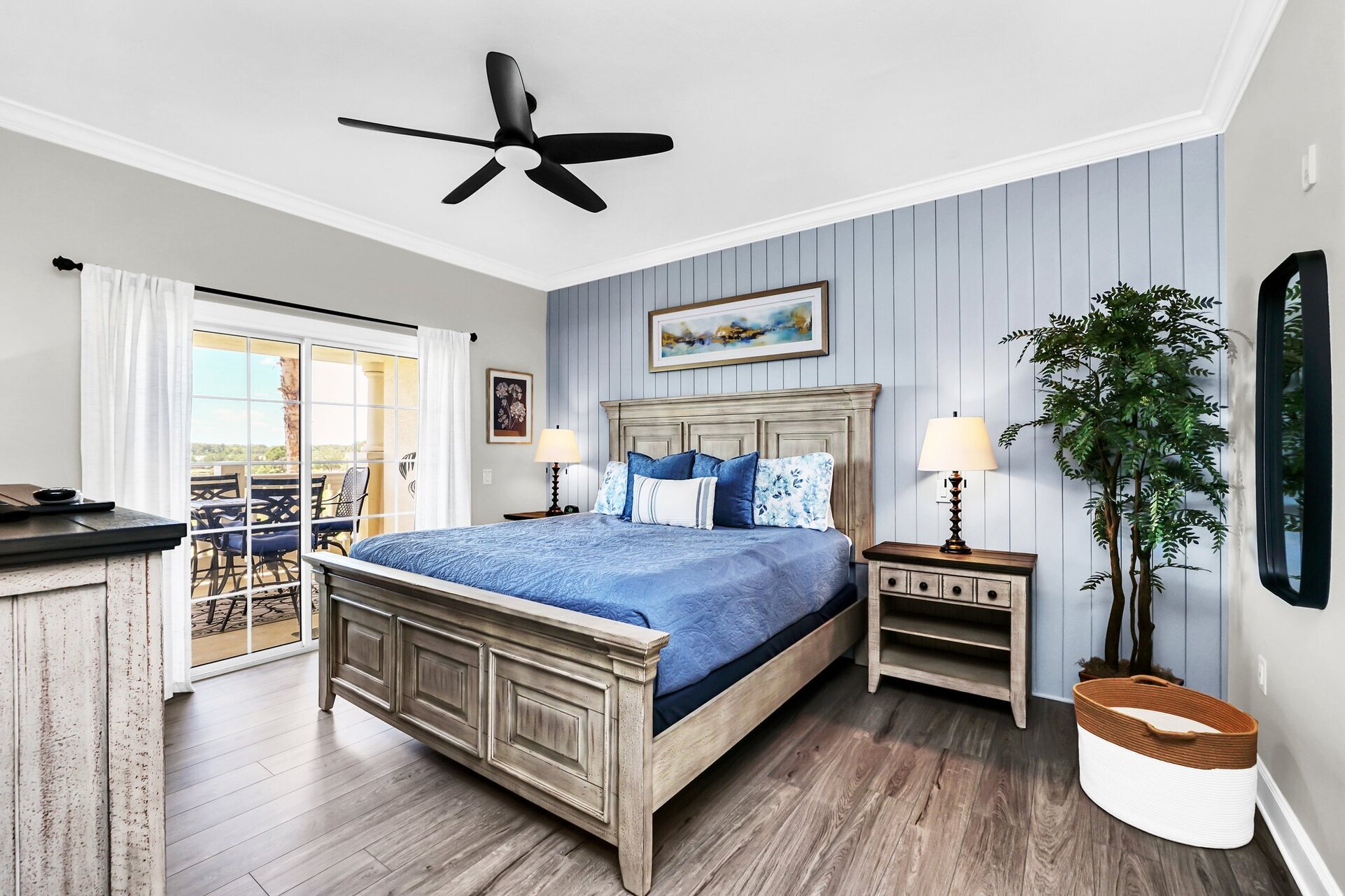 Beautifully Renovated 3 Bedroom Condo,6567