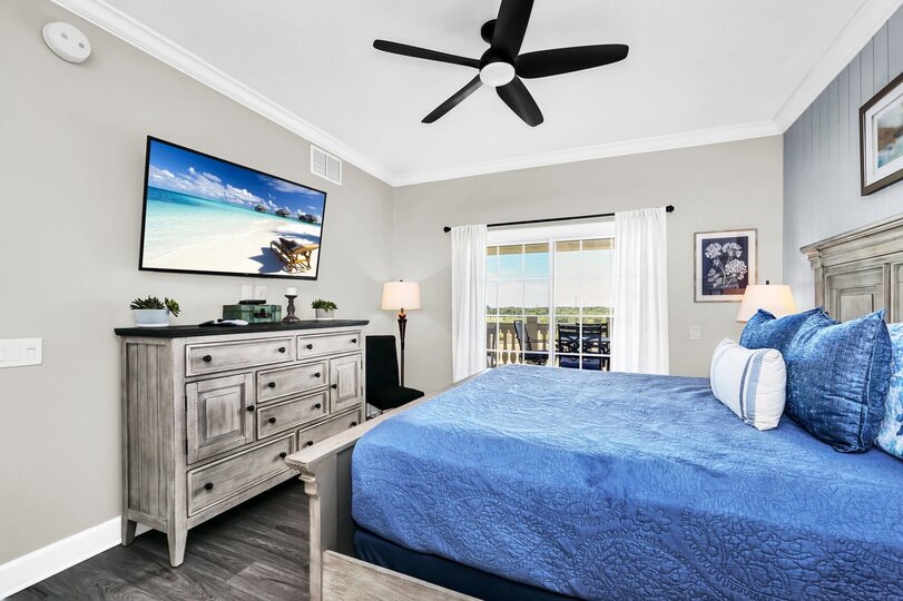 Beautifully Renovated 3 Bedroom Condo,6567
