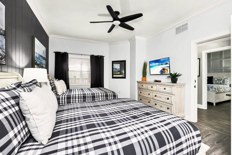 Beautifully Renovated 3 Bedroom Condo,6567