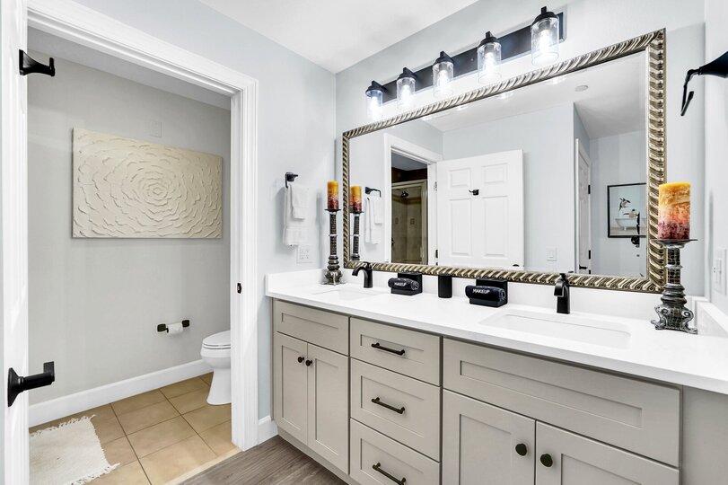 Beautifully Renovated 3 Bedroom Condo,6567