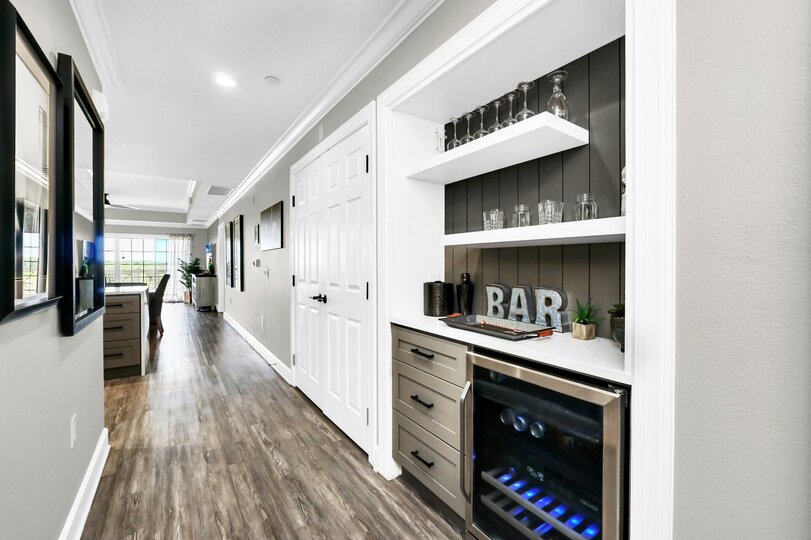Beautifully Renovated 3 Bedroom Condo,6567