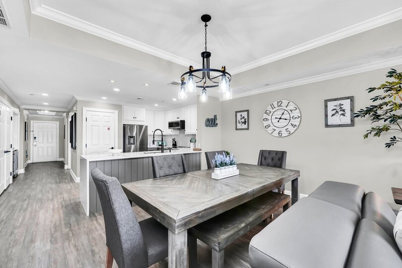 Beautifully Renovated 3 Bedroom Condo,6567