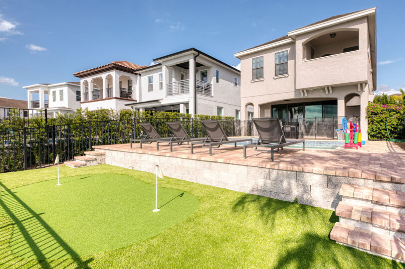 Sharpen your golf skills before your tee time on the putting green