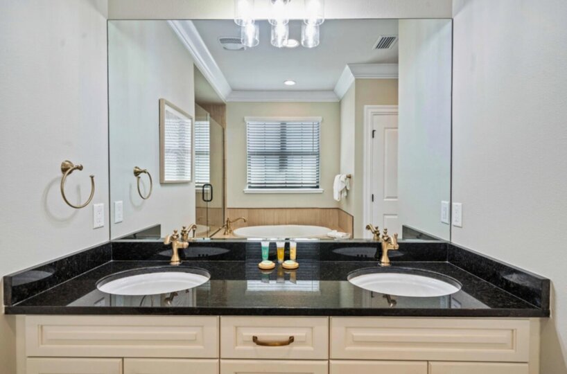 The en-suite bathroom has a walk-in shower