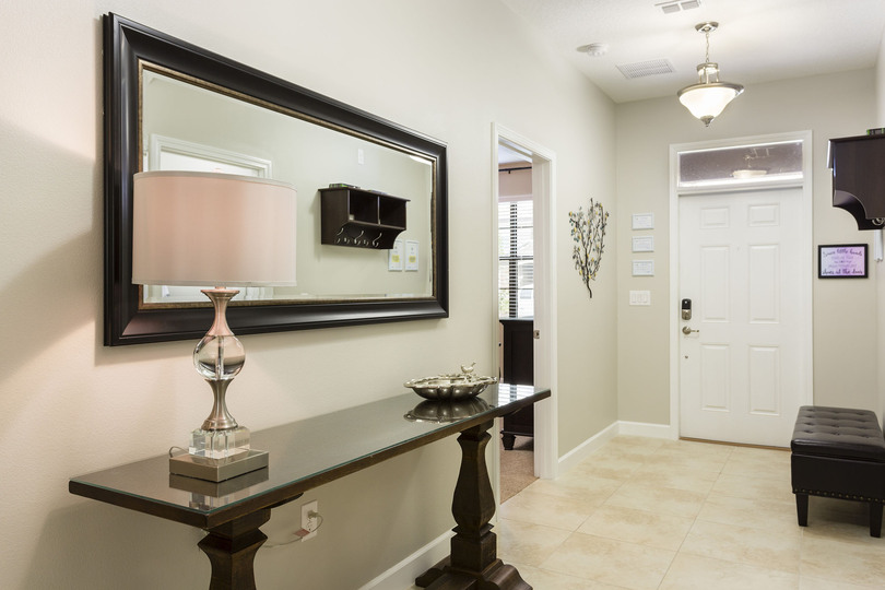 You will be welcomed by the luxurious decor as soon as you walk in the door