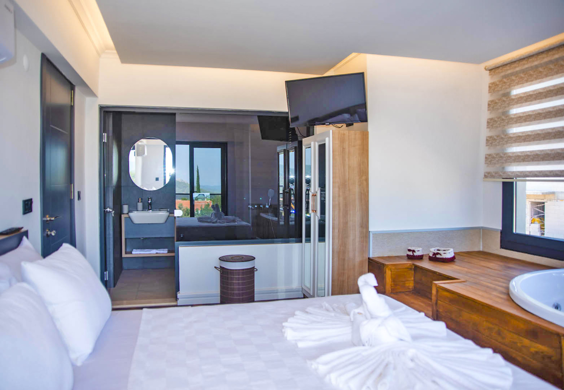 A Beautiful Home for Easy Escapes 1036