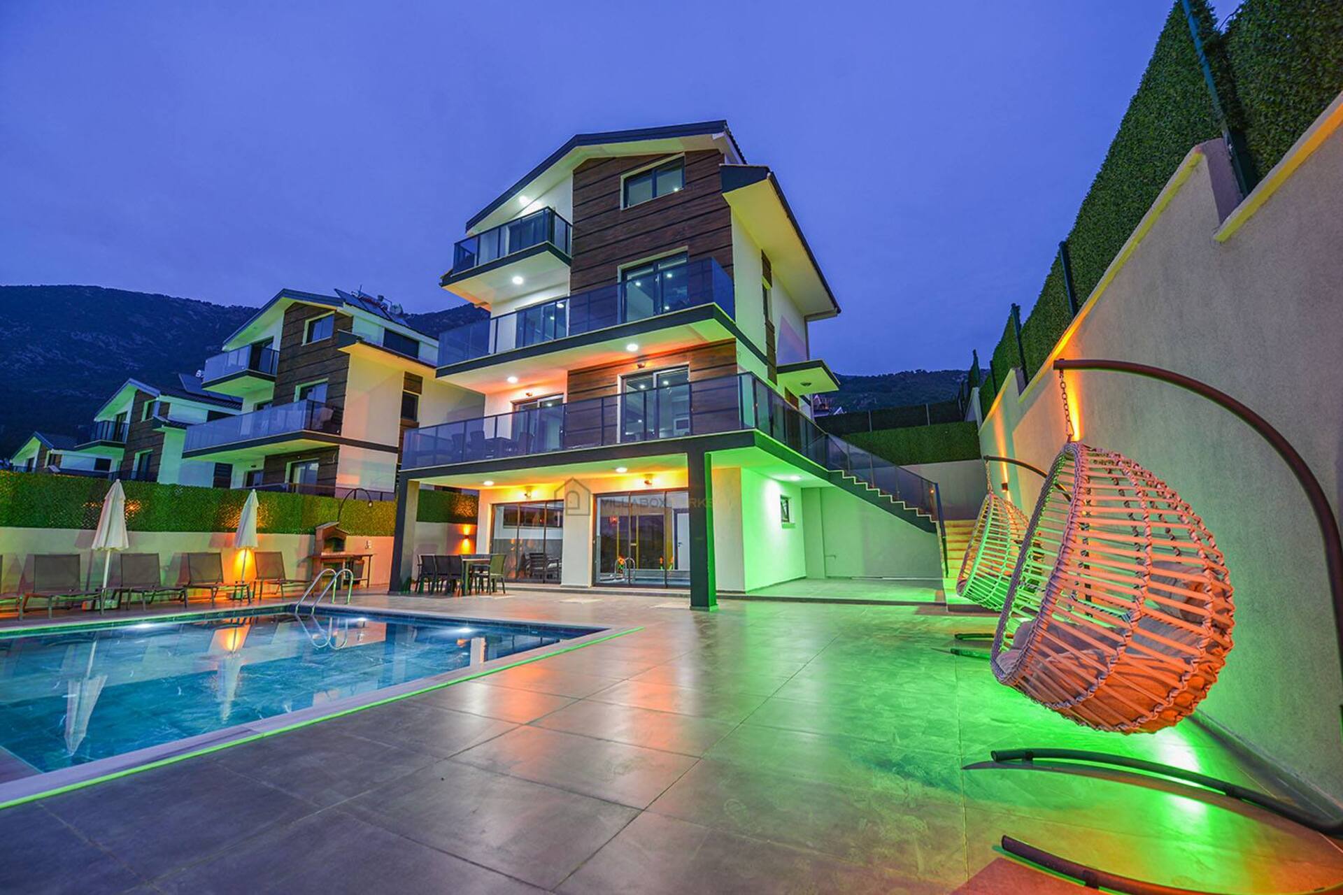 A Home Designed for Summer Living 1038