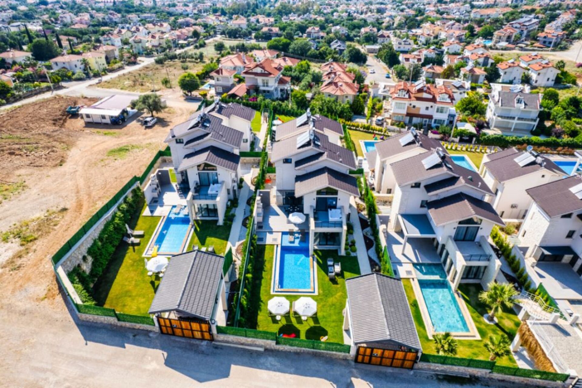 Your Own Setting for Holiday Living 1047