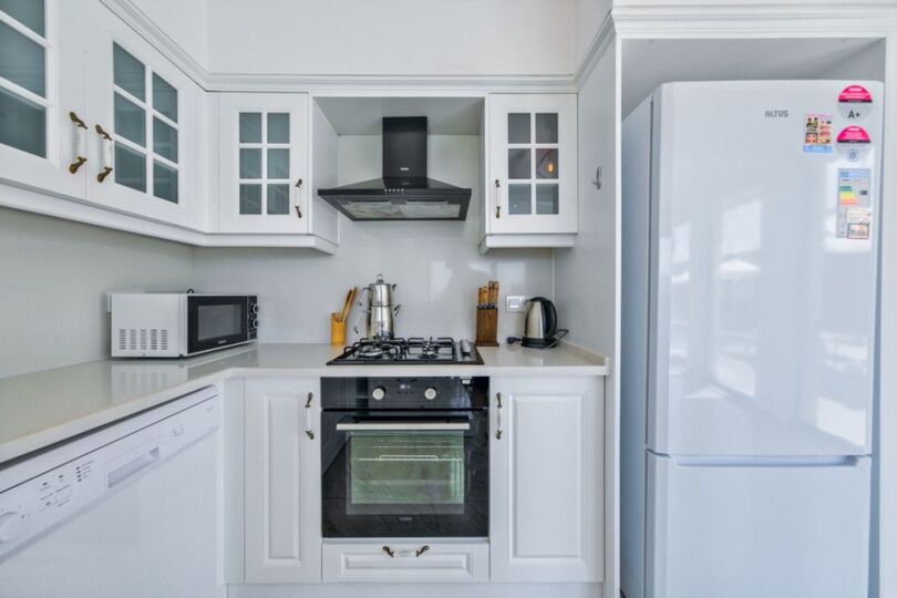 Your Own Setting for Holiday Living 1047