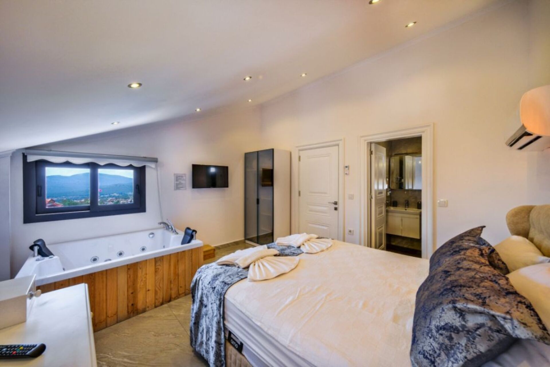 A Home That Feels Like a Holiday 1048