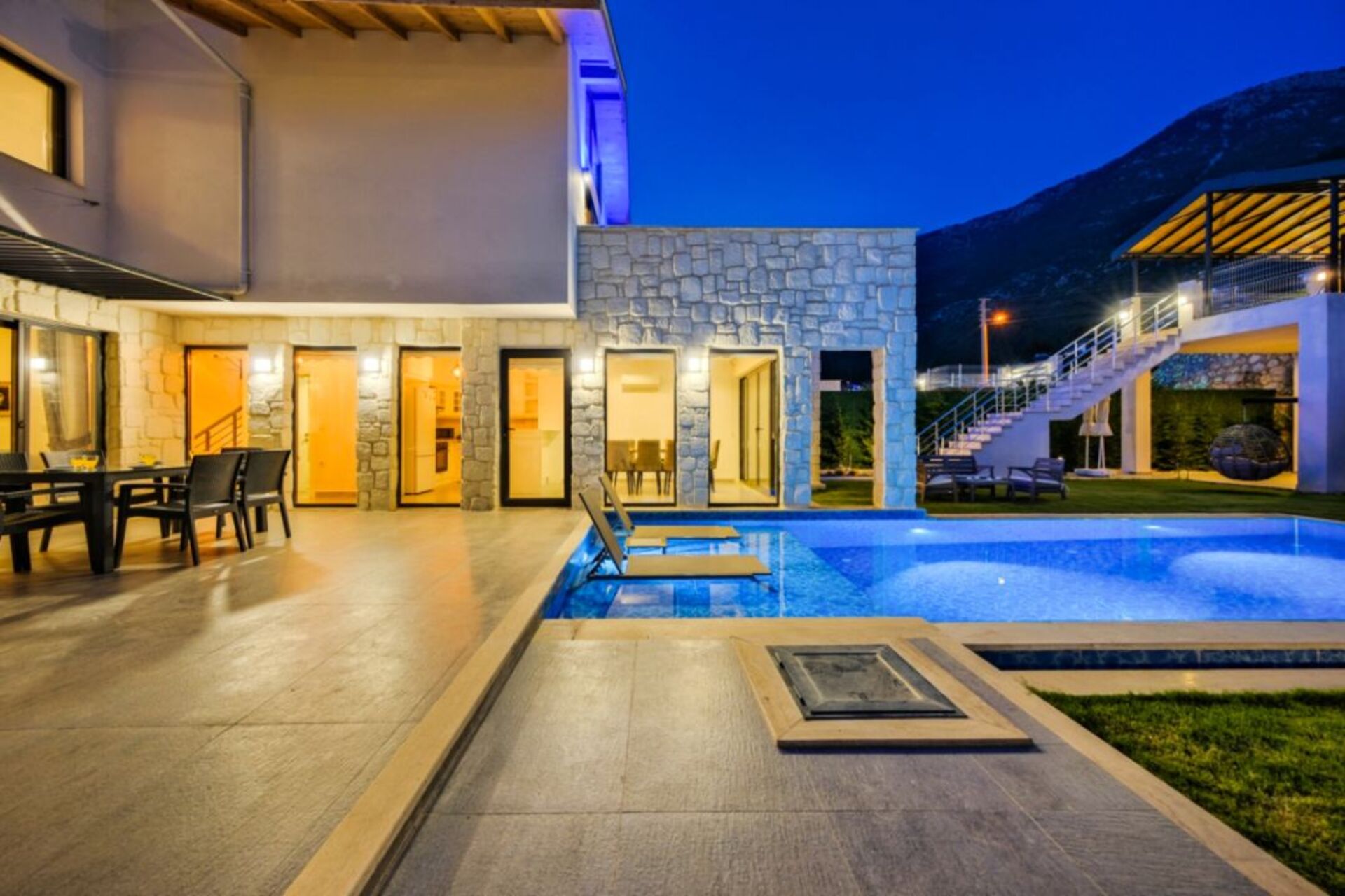 A Home That Feels Like a Holiday 1048