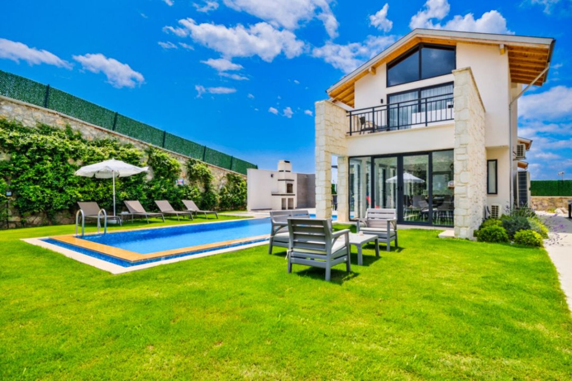 A Home That Feels Like a Holiday 1048