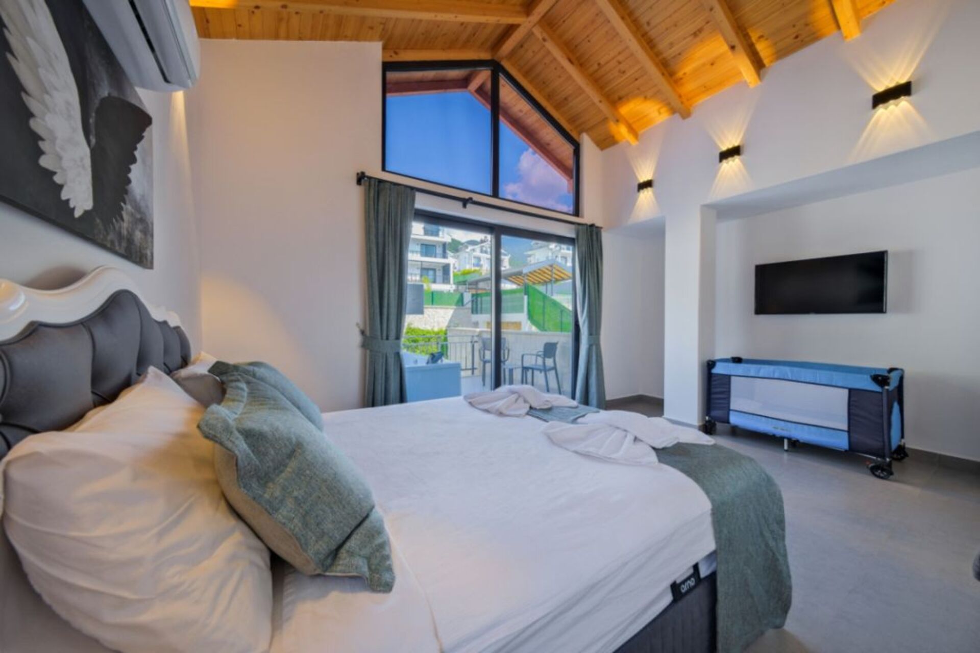 A Home That Feels Like a Holiday 1048