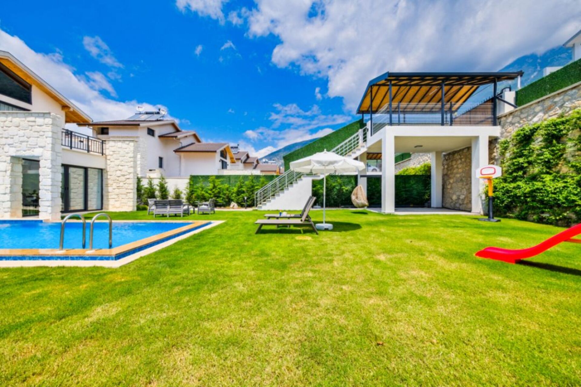 A Home That Feels Like a Holiday 1048