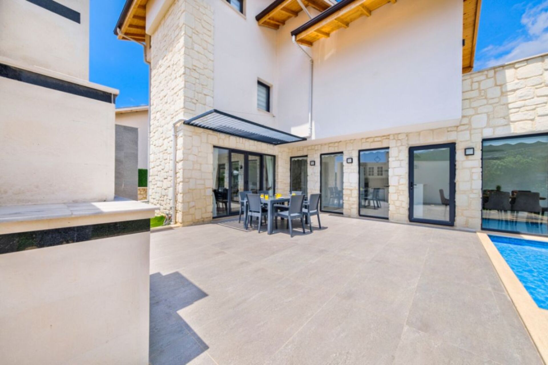 A Home That Feels Like a Holiday 1048
