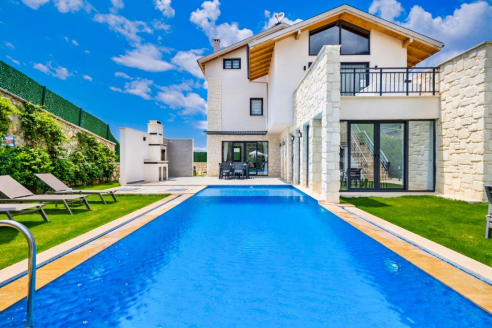 A Home That Feels Like a Holiday 1048