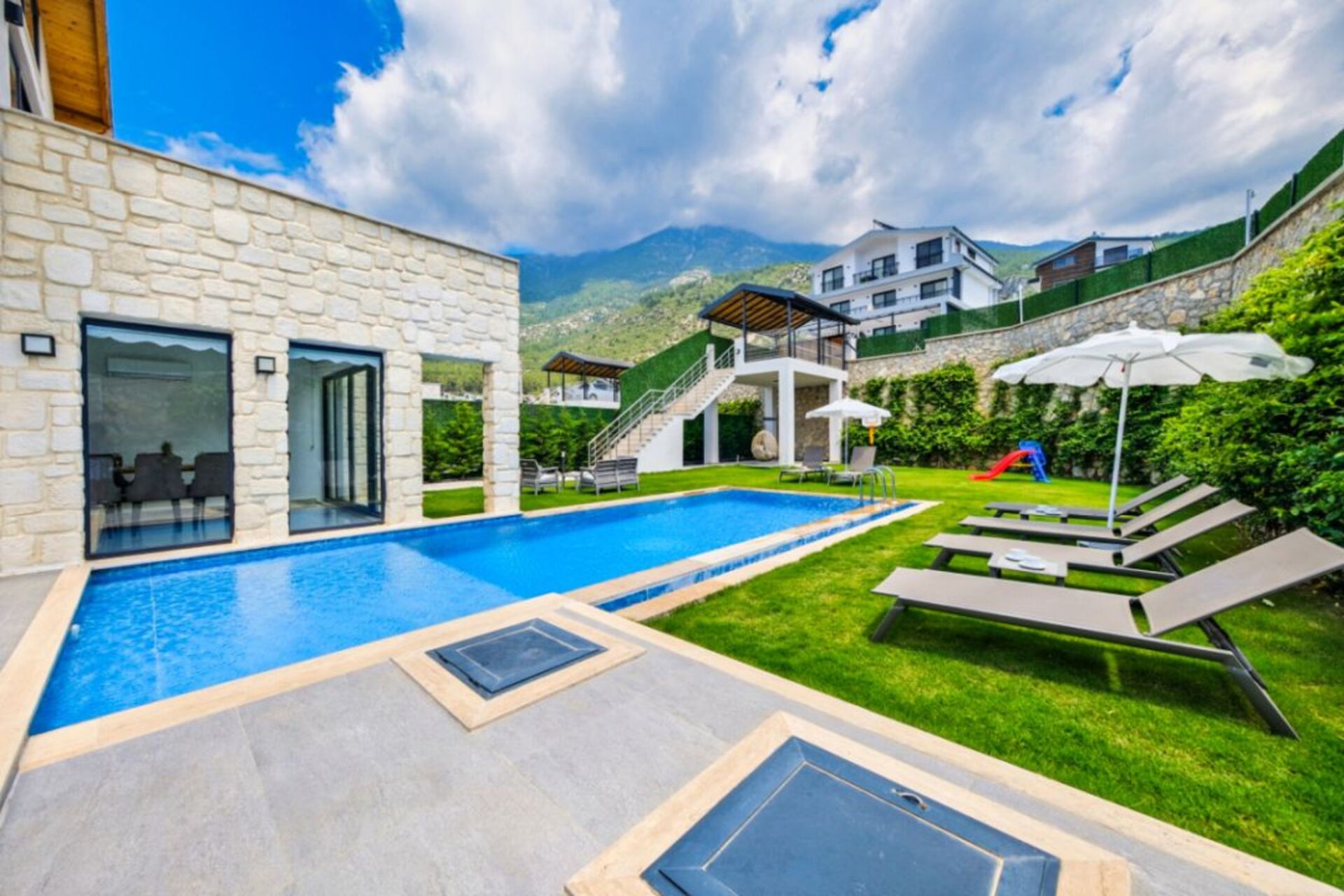 A Home That Feels Like a Holiday 1048