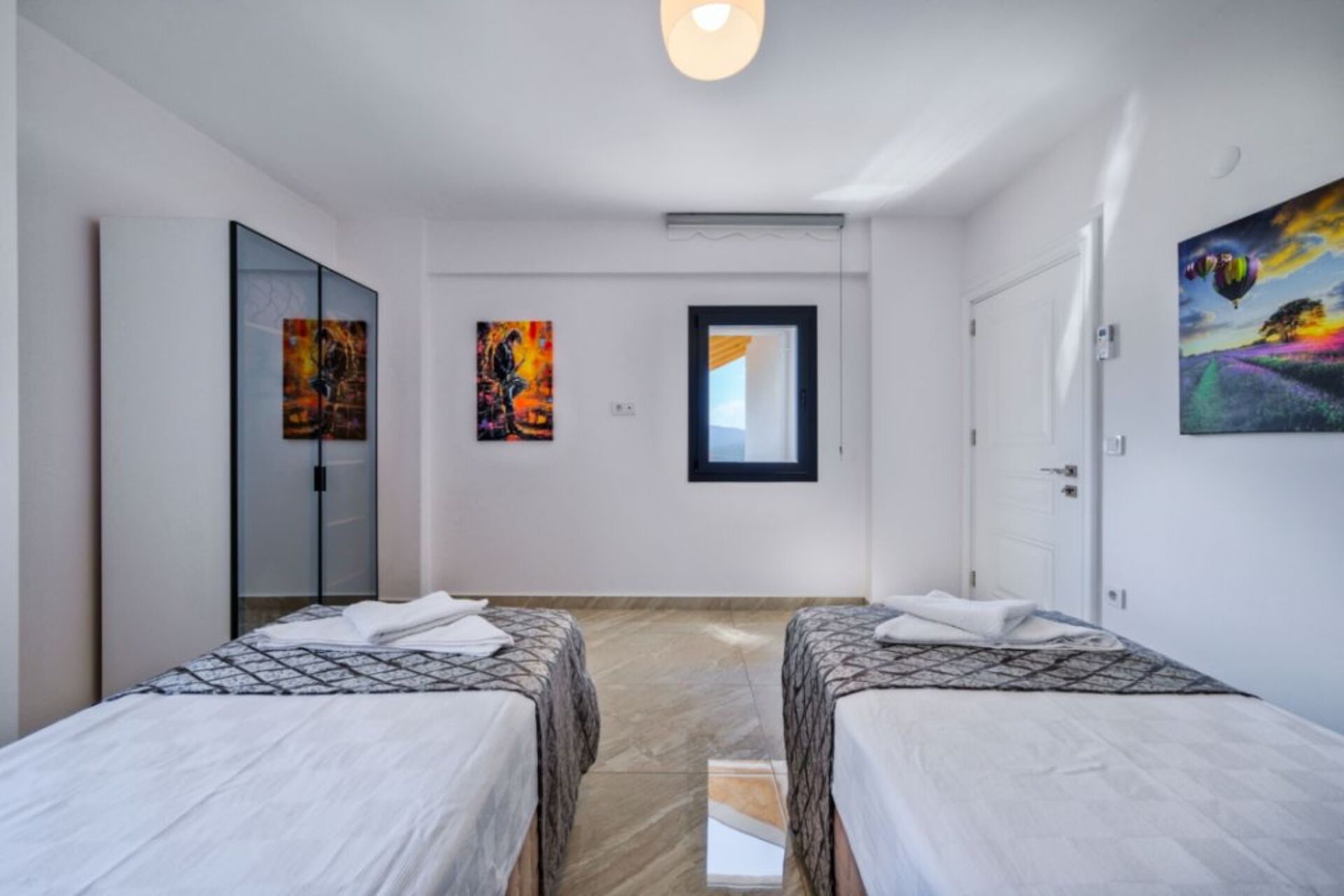 A Home That Feels Like a Holiday 1048