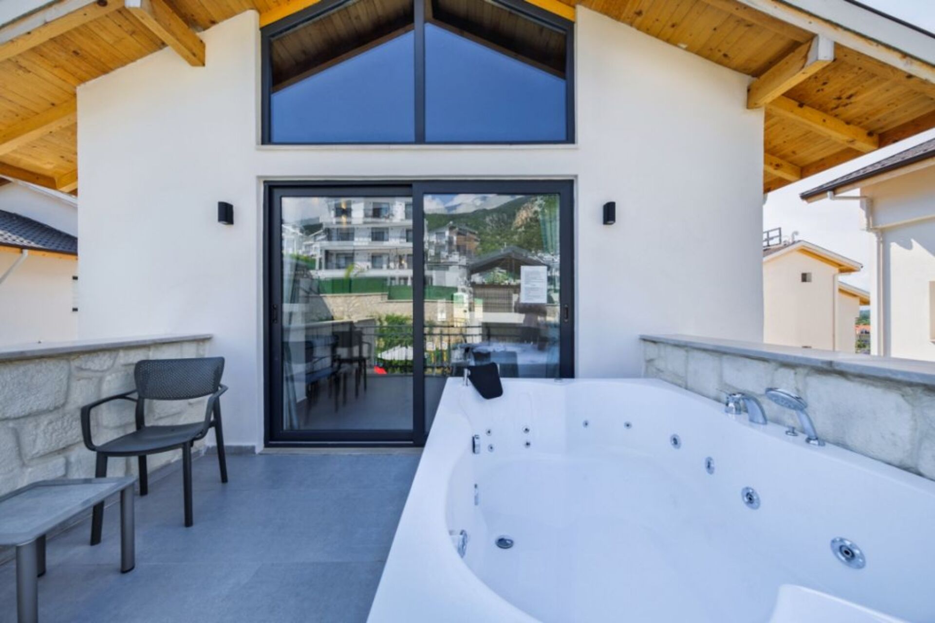 A Home That Feels Like a Holiday 1048