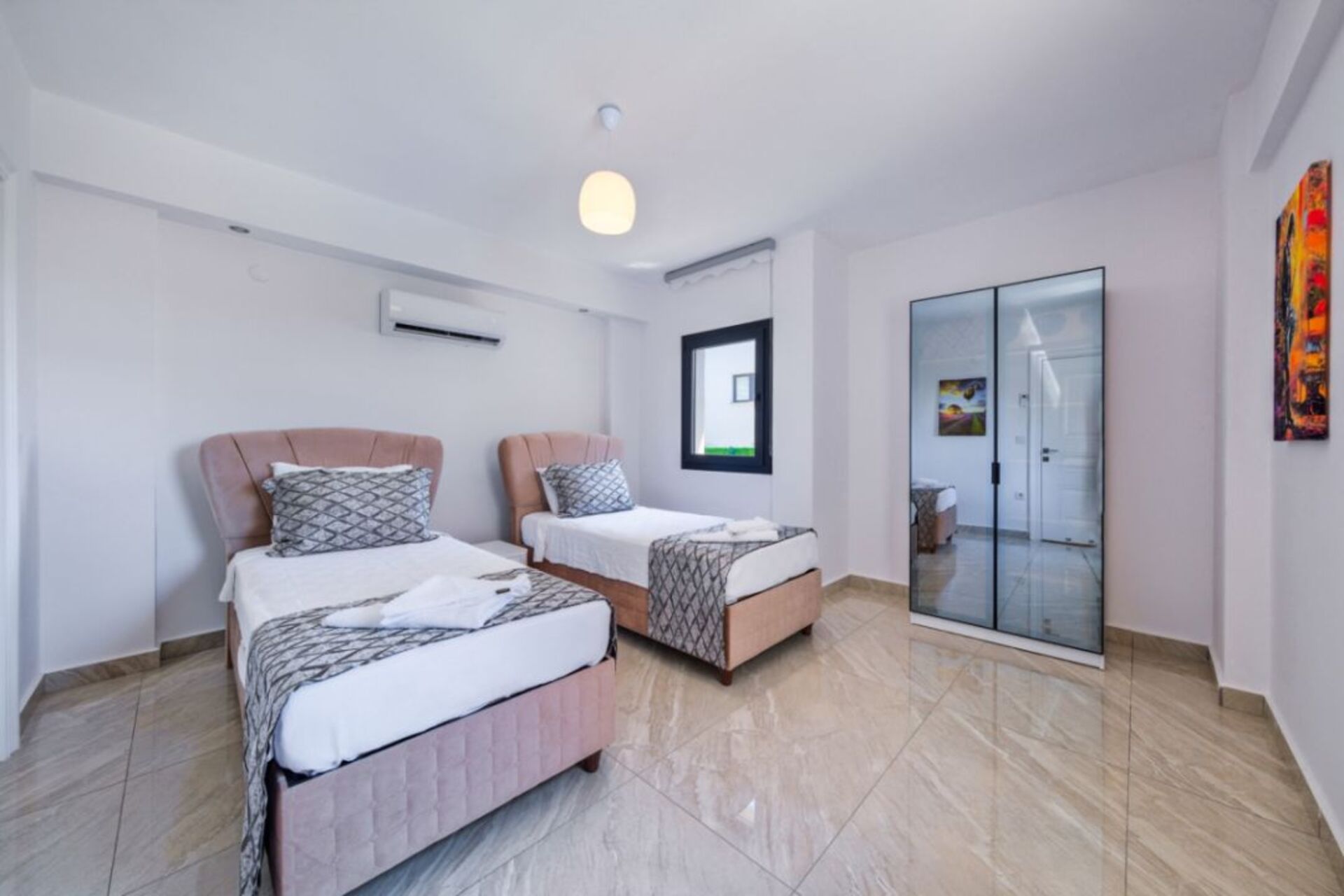 A Home That Feels Like a Holiday 1048