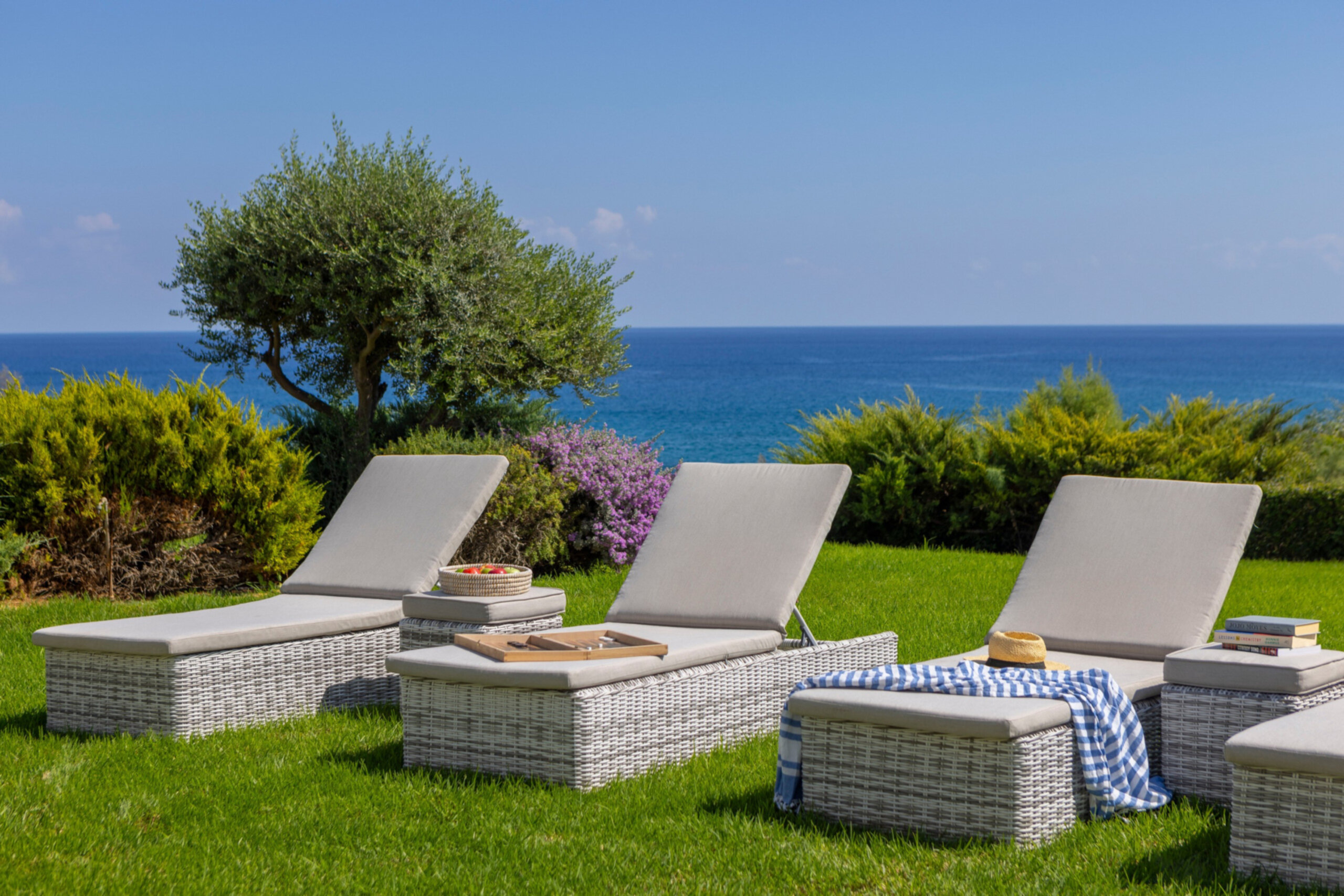 Serene Villa with 5 Bedrooms in Pernera 1543