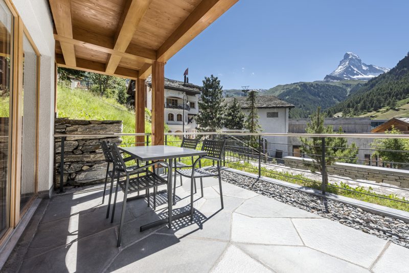A Tranquil Garden Retreat Beneath the Matterhorn 1019