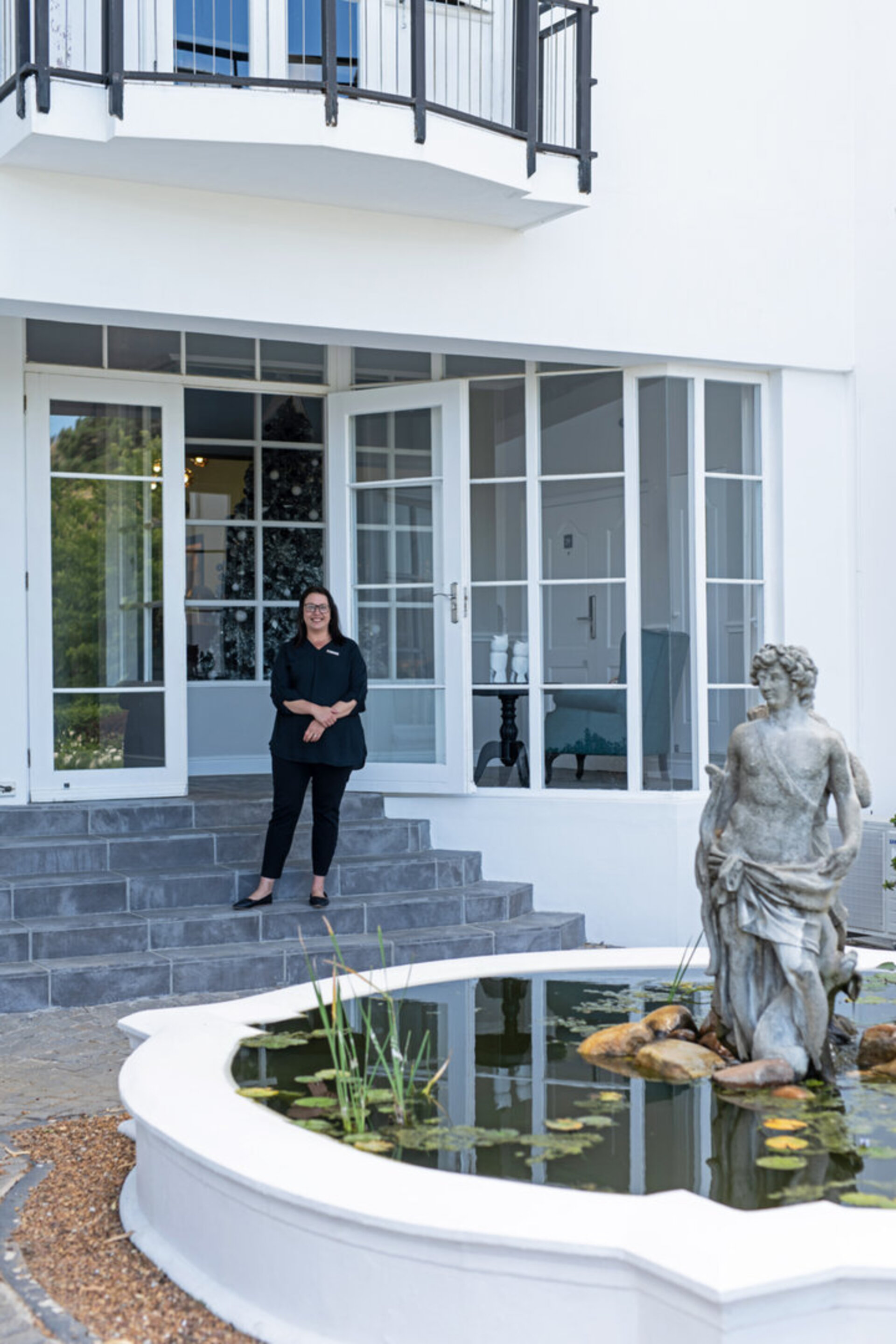 Elegant Shiraz Room with Vineyard & Mountain Views 1037