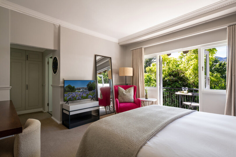 Elegant Shiraz Room with Vineyard & Mountain Views 1037